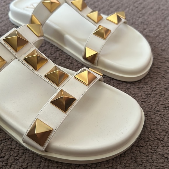 NEW! VALENTINO GARAVANI Roman Stud Leather Slides - Picture 9 of 14